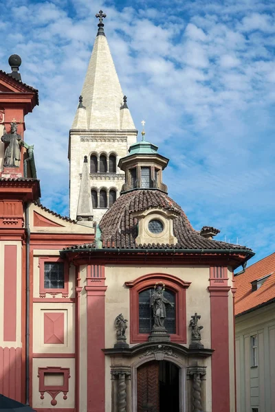 De Saint George's Basilica op het gebied van het kasteel van Praag — Stockfoto