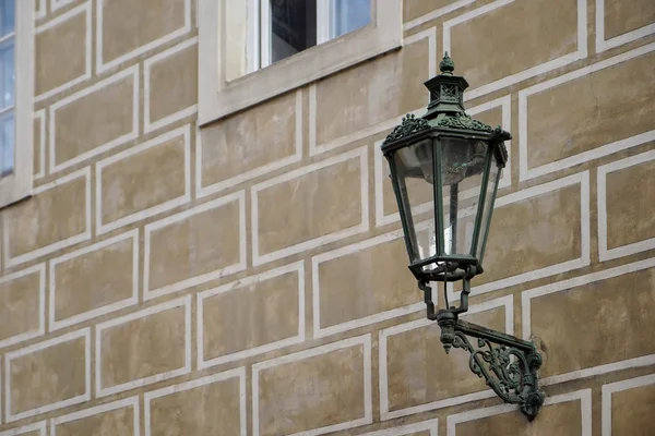 Altmodische Straßenlaterne auf einem Gebäude in Prag — Stockfoto