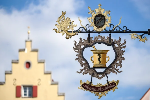 Marien-Apotheke sinal de suspensão em Rothenburg — Fotografia de Stock