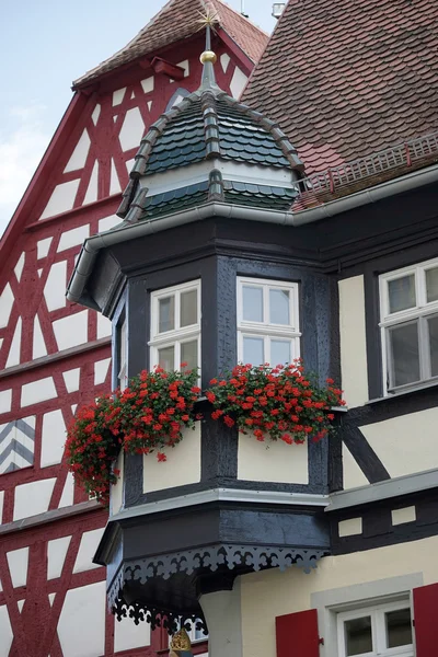 Red geraniums pada sebuah rumah di Rothenburg — Stok Foto
