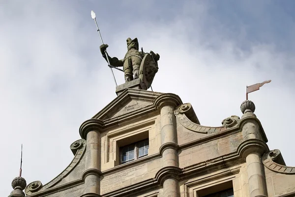 Статуя солдата на верхній частині будівлі в Rothenburg — стокове фото