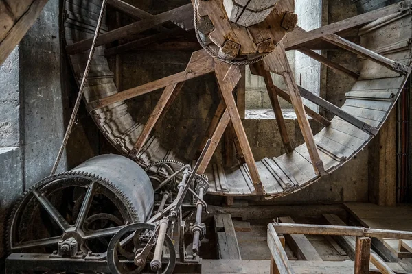 Huge wooden geared hoist in Daniel Tower St George's Church in N — Stock Photo, Image