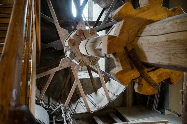 Huge wooden geared hoist in Daniel Tower St George's Church in N — Stock Photo, Image