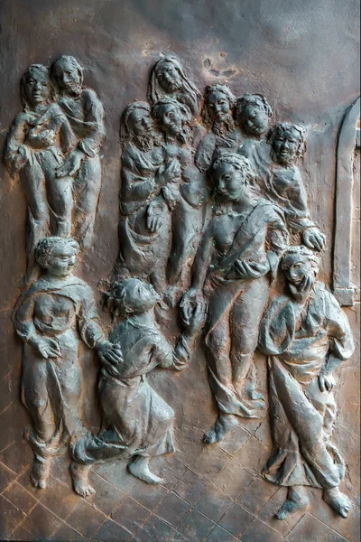 Detal panelu drzwi kościoła San Vigilio w Bergamo — Zdjęcie stockowe