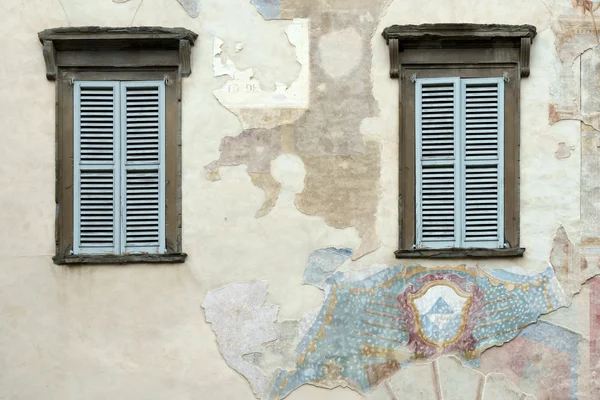Staré zašlé nástěnné malby na zdi v Citta Alta Bergamo — Stock fotografie