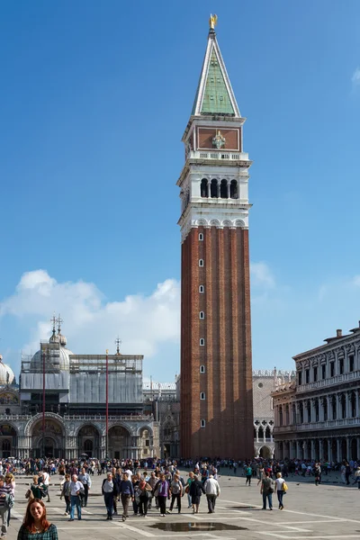 Persone che visitano Piazza San Marco su cui si affaccia il San Marco — Foto Stock