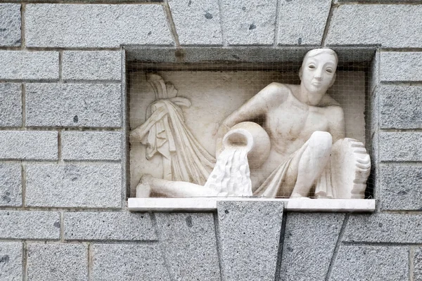 Scultura incastonata in un muro a Bergamo — Foto Stock