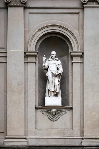 Staty på Santi Bartolomeo e Stefano kyrkan i bergamo — Stockfoto