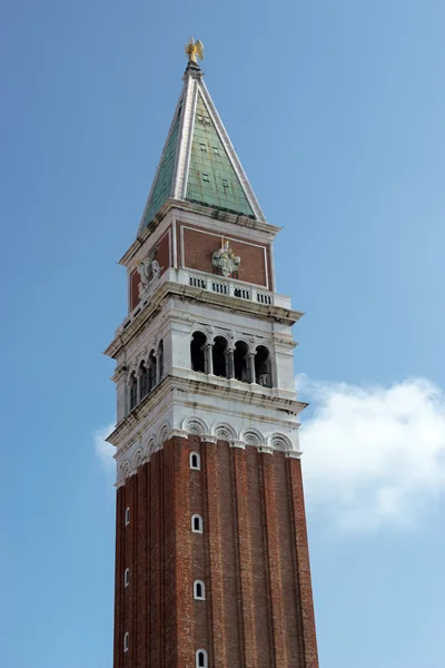 Blick auf den Glockenturm von st mark im Quadrat von st mark in Venedig — Stockfoto