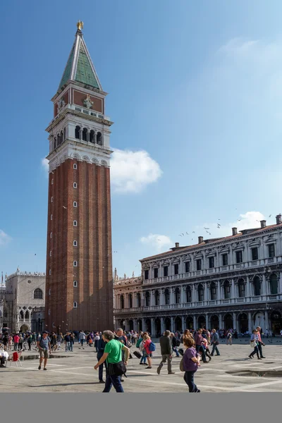 Bezienswaardigheden in St. Mark's plein over het hoofd gezien door de St Mark mensen — Stockfoto