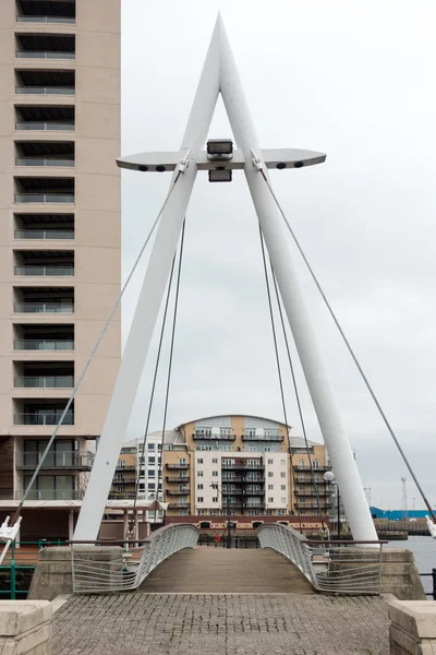 Puente peatonal contemporáneo en Cardiff Bay — Foto de Stock