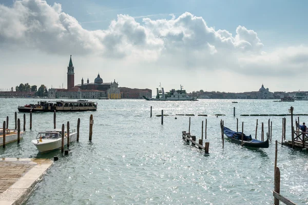 Gondola zakotvili u vchodu do Grand Canal — Stock fotografie