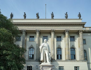 Helmholtz heykel Berlin Humboldt Üniversitesi dışında