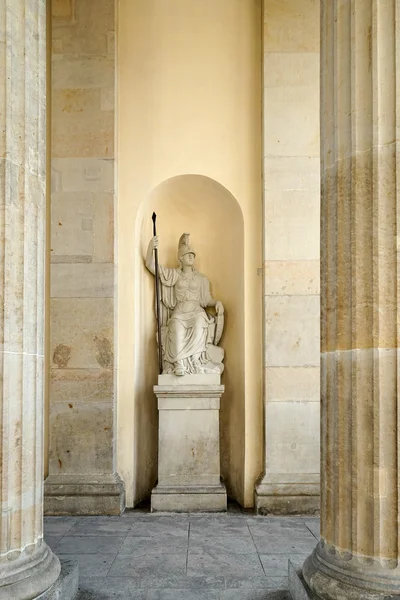 Staty av Minerva under Brandenburger Tor i Berlin — Stockfoto