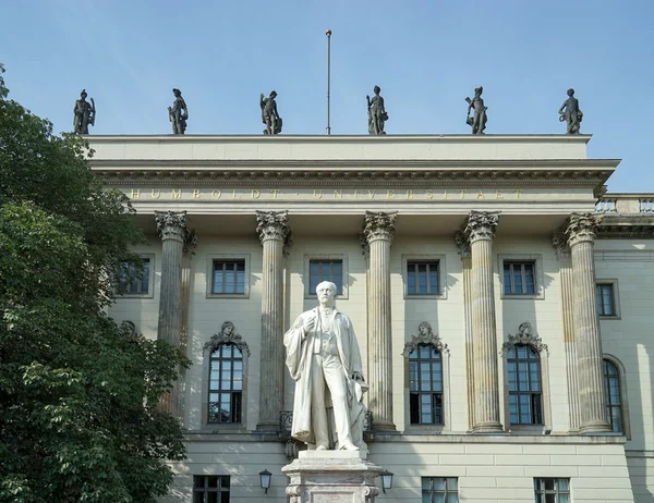 Helmholtz-Statue vor der Humboldt-Universität in Berlin — Stockfoto