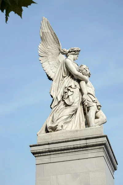 Estatua sobre el Puente del Castillo en Berlín —  Fotos de Stock