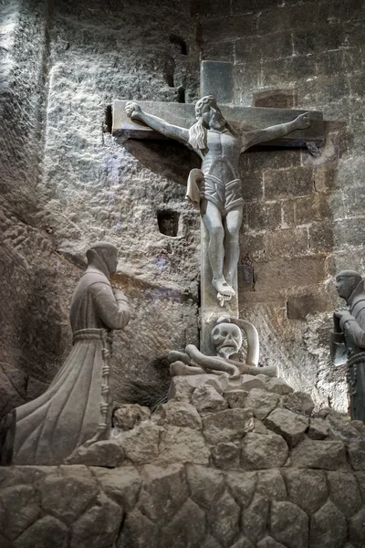 Estatua de sal de la crucifixión en Wieliczka Mina de sal — Foto de Stock