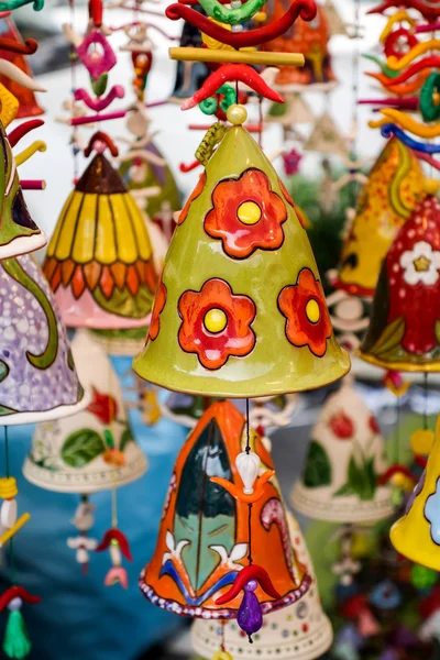 Dzwony ceramiki na sprzedaż na straganie w Bergamo — Zdjęcie stockowe