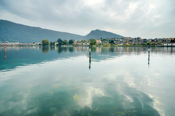 Lake Iseo Sarnico adlı bir görünüm — Stok fotoğraf