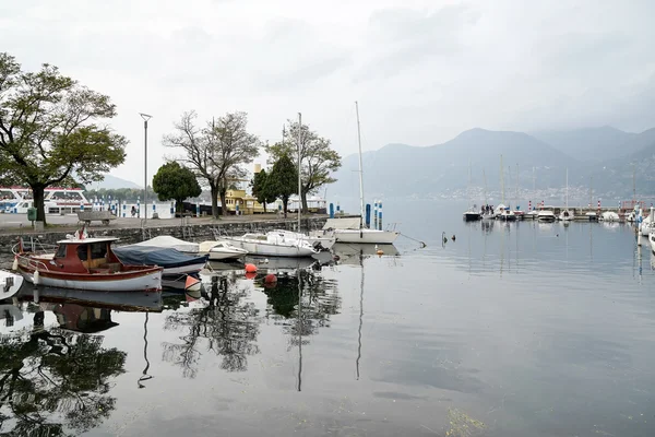 Lake Iseo Sarnico adlı bir görünüm — Stok fotoğraf