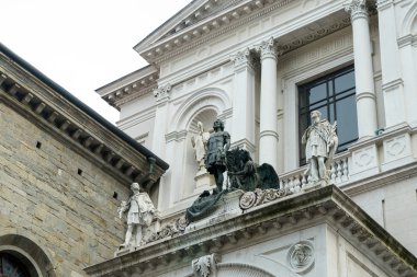 Eski bir neo-klasik Citta Alta Bergamo binasında heykeller