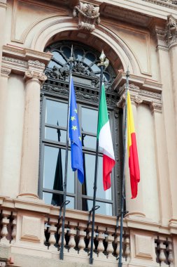 Bergamo bir binada renkli bayrakları