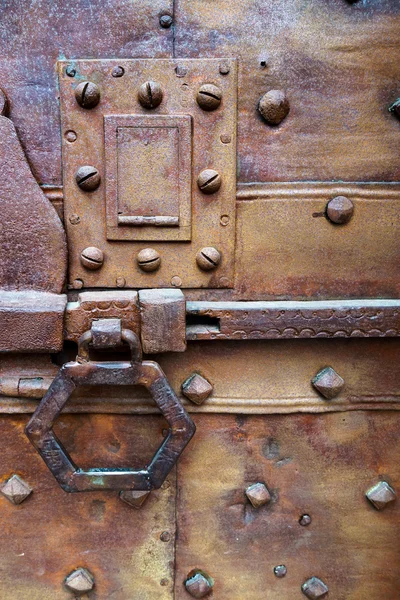 Oude roestige deur en glijdende bout in Citta Alta Bergamo — Stockfoto