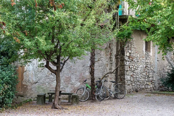 Sarnico 'da bir avluda park edilen Bisikletler — Stok fotoğraf