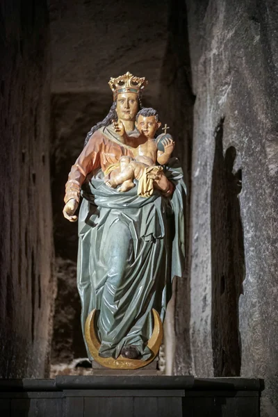 Socha polská královna a děťátko v solný důl Wieliczka — Stock fotografie