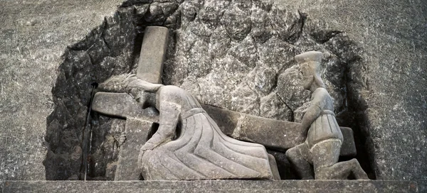 Estátua de sal Cristo carregando a cruz na mina de sal Wieliczka — Fotografia de Stock