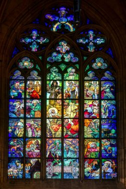 Cam penceresinde Alphonse Mucha lekeli St Vitus Katedrali Pra