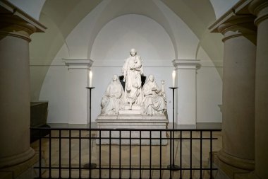 Berlin Cathedral crypt içinde heykel