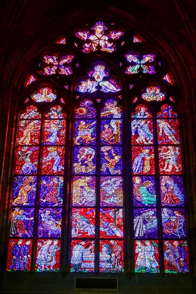 Glasraam in St Vitus Cathedral in Praag — Stockfoto