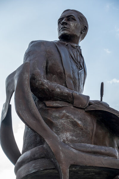 Крупный план статуи Айвора Новелло в Кардиффском заливе
