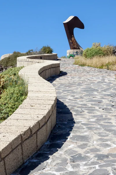 Алькараван скульптуры Роберто Мартинона над Playa San Juan Ten — стоковое фото