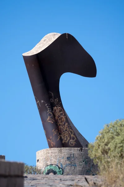 Alcaravan sculpture by Roberto Martinon above Playa San Juan Ten — Stock Photo, Image