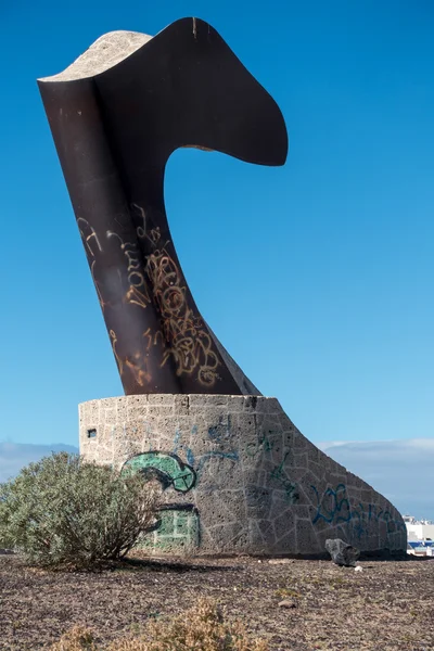 Alcaravan-skulptur von roberto martinon über playa san juan ten — Stockfoto