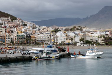 Los Christianos Limanı'nda demirleyen tekneleri