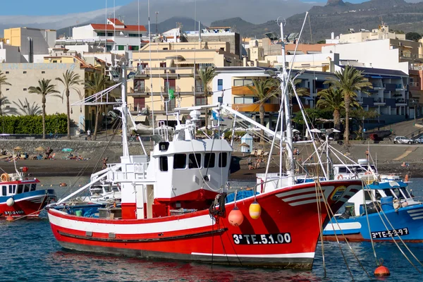 Båtar förtöjda i San Juan hamn Teneriffa — Stockfoto