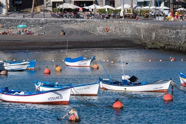 Lodě kotví v přístavu San Juan Tenerife — Stock fotografie