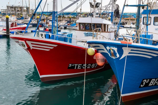 Fiskebåtar förtöjda i hamnen Los Christianos Teneriffa — Stockfoto