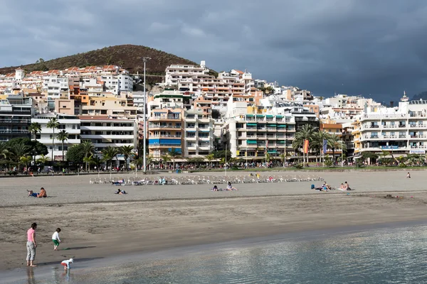 Вид на пляж Лос-Кристианос в Тенерифе — стоковое фото
