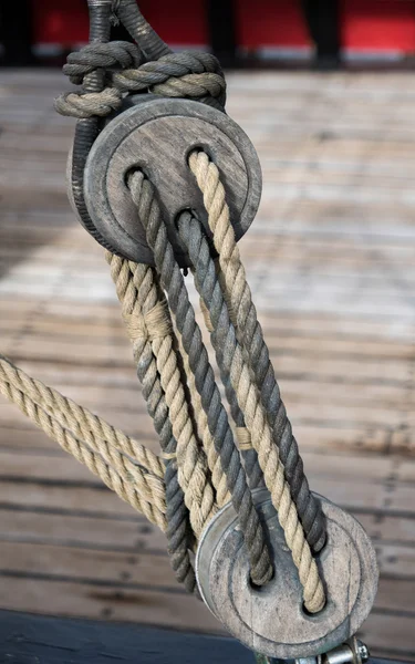 Riemschijf op een oude jacht afgemeerd in de haven van Los Christianos Tenerif — Stockfoto