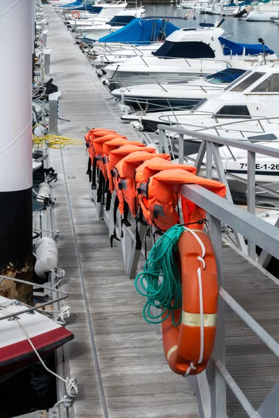 Fila di giubbotti di salvataggio a Los Gigantes marina — Foto Stock