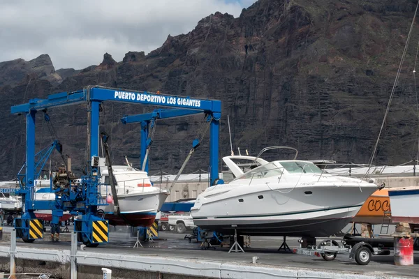 La barca viene pulita nel porto turistico di Los Gigantes — Foto Stock