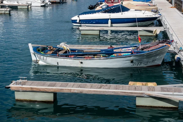 Boats moored in Los Gigantes marina — Stock Photo, Image