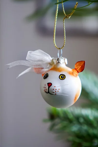 Cara de gato bauble árvore de natal — Fotografia de Stock