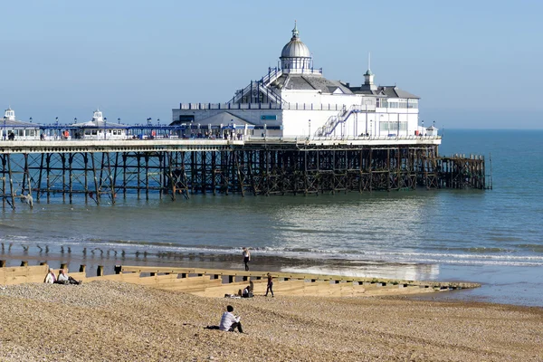 Eastbourne Pier görünümünü — Stok fotoğraf