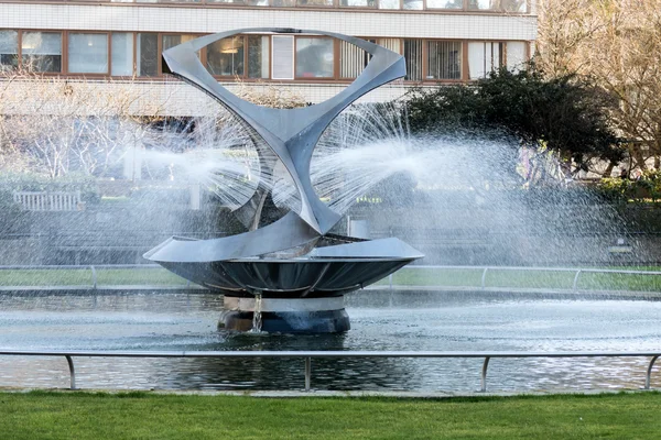 Fountain next to Westminster Bridge in London — Stock Photo, Image