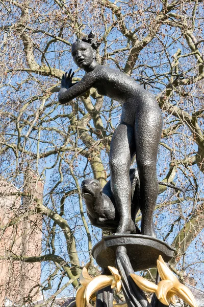 女神ダイアナ (Ej カタカタ音を立てる 1952 年) 緑公園 Lo での銅像 — ストック写真